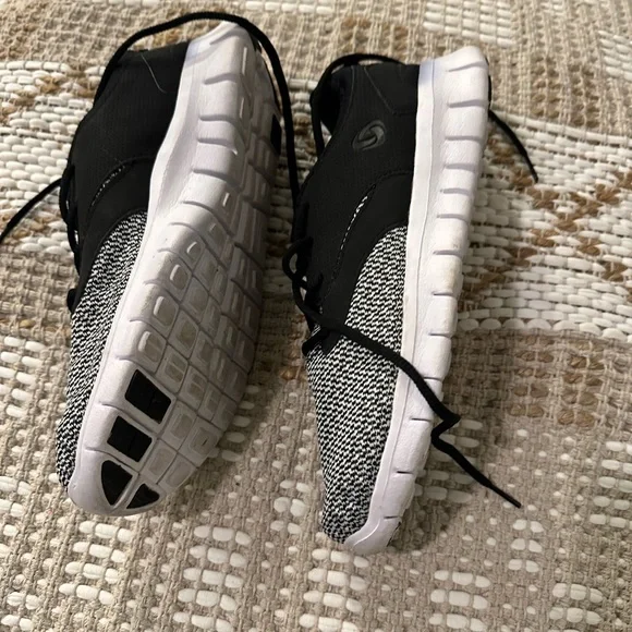 Stylish Black and White Women's Sneakers - Picture 2 of 5